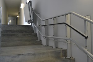 Foto que mostra uma escadaria com condições de acesso para pessoas com mobilidade reduzida